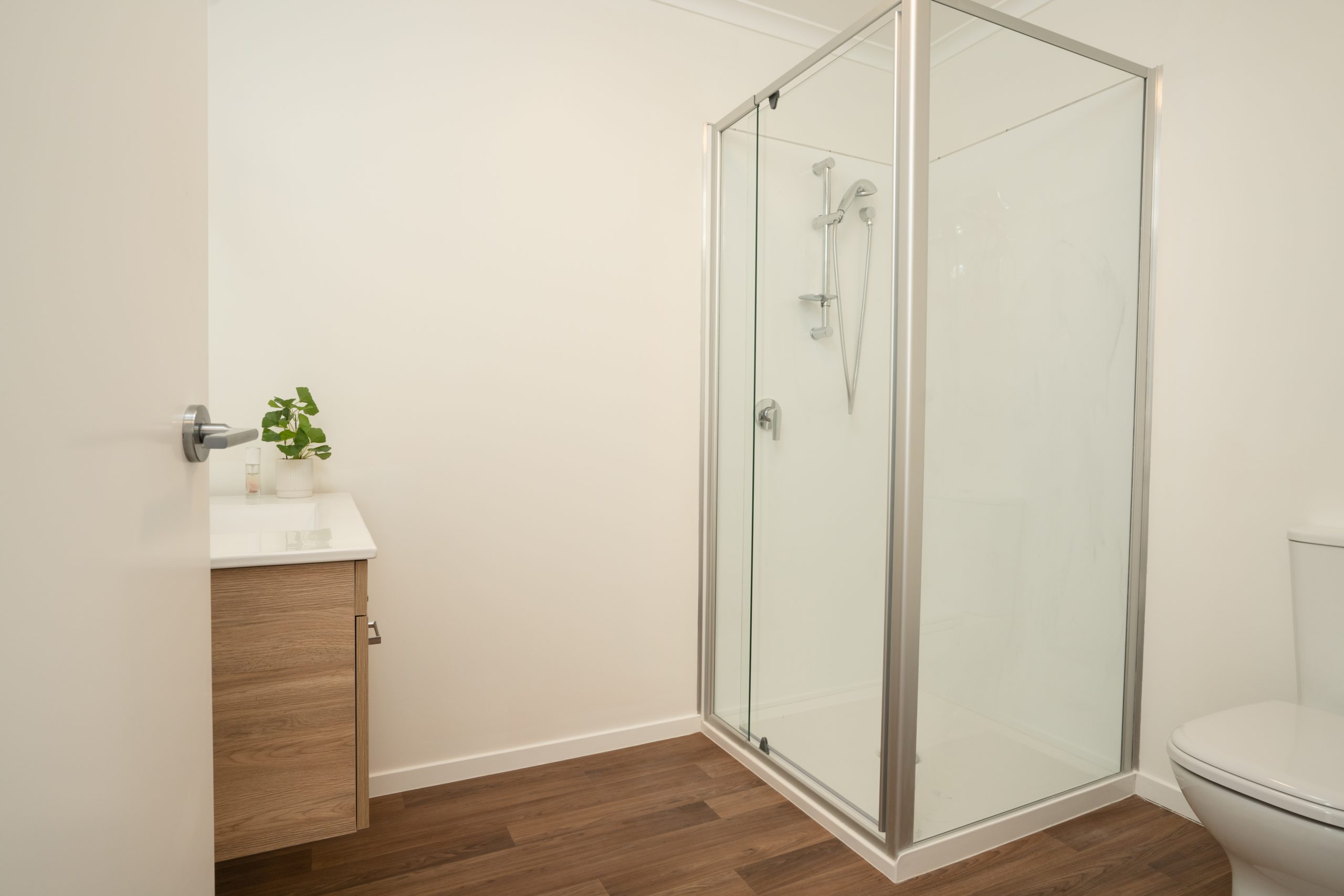 Kenderdine Apartment bathroom